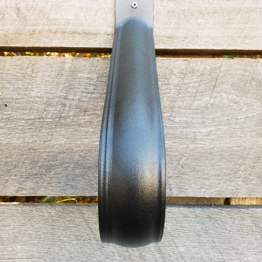 One-step wall handrail with Victorian design