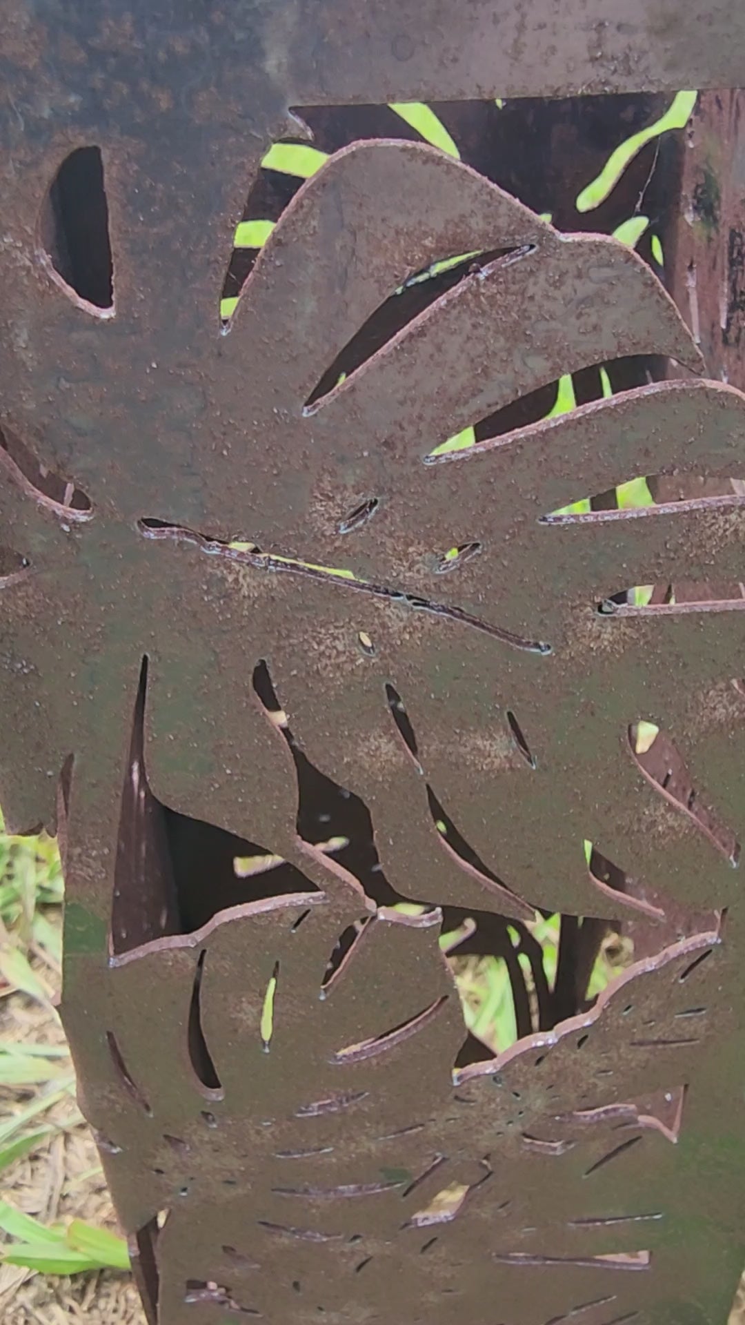 Monstera Leaf Metal Garden Column – Outdoor Decorative Rusted Steel Plant Tower